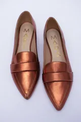 Mocasines color cobre con puntera fina y detalle de antifaz.