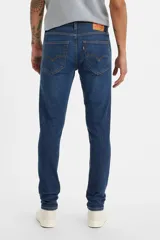 Pantalón de jean azul oscuro, corte skinny taper, con tiro medio y confeccionado en tejido stretch.