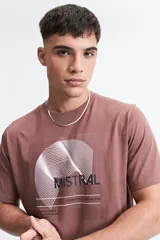 Remera color ladrillo de manga corta con cuello redondo y estampado frontal con diseño geométrico y texto.