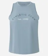Musculosa deportiva femenina color azul verdoso, con cuello redondo y sisas amplias. Presenta un estampado frontal con el texto curvo "ATHLETIC CLUB est. 1990".