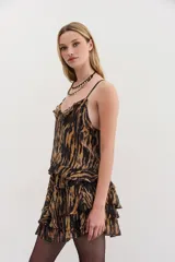 Top con breteles finos y volados en escote y ruedo. Confeccionado en viscosa georgette con estampado animal print y forrería interna.