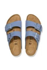 Sandalias Birkenstock modelo Arizona, color celeste, con doble tira ajustable con hebillas metálicas plateadas, plantilla anatómica de corcho y látex, y suela de goma EVA.