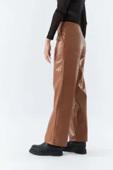 Pantalón de tiro medio color beige, de corte recto cropped.