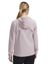 Campera deportiva negra con capucha, cierre frontal completo y logo Under Armour en el pecho.