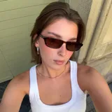 Lentes de sol rectangulares con montura Carey y lentes marrones polarizadas. Ofrecen protección UV400 y están fabricadas con materiales bio-based y propionato de celulosa.