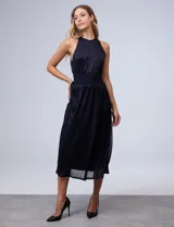 Vestido midi de gasa lurex color azul con cintura elastizada y espalda con escote. Tiene forro interno a tono.