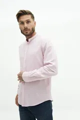 Camisa de lino azul marino con cuello mao, corte semi slim y logo bordado en el pecho.