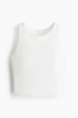 Top deportivo blanco de tejido funcional acanalado confeccionado con DryMove™, de escote alto con espalda nadadora y copas forradas con relleno extraíble.