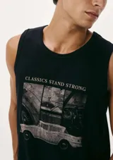 Musculosa celeste con estampa geométrica en el pecho.