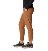 Pantalón de senderismo color marrón claro, con corte recto, cintura elástica ajustable, bolsillos laterales y tecnología Omni-Wick para secado rápido.