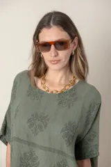 Blusa italiana suelta de lino color crudo con estampado al tono.