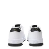 Championes Puma Court Classic negros de cuero sintético, con detalles dorados en el logo y cordones negros.