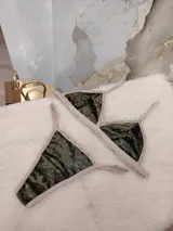 Conjunto de lencería verde musgo de terciopelo labrado con encaje y elásticos nude.