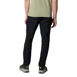 Pantalón chino color beige, de corte recto, con cinco bolsillos y tecnología Omni-Shield™ que repele la humedad y resiste las manchas.