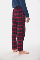 Conjunto de pijama de cuadros en tonos azul y rojo, compuesto por una parte superior de manga larga y pantalones.
