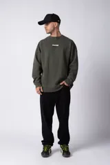 Buzo marrón de algodón rústico con lavado gastado y cuello redondo. Estampa frontal con la frase "Coffee Break". Corte oversize.