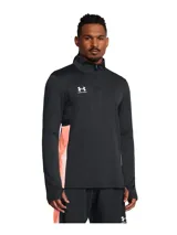 Buzo deportivo Under Armour Challenger de hombre, color naranja con paneles laterales en gris oscuro, cuello alto con cierre de cremallera corto, mangas largas con orificios para los pulgares y logo de la marca estampado en el pecho.