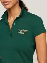 Chomba verde de piqué de algodón elástico, corte slim, con cuello de chomba, cartera de cuatro botones y logo de Tommy Hilfiger bordado en el pecho y en la manga.