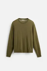 Jersey verde oliva de lana con acabado mercerizado, corte relaxed fit, cuello redondo y mangas largas con terminaciones en rib.