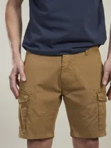 Bermuda de gabardina negra con bolsillos cargo laterales y corte recto.