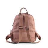 Mochila capitoneada color verde militar, confeccionada en nylon. Tiene apertura superior con cierre y tiradores metálicos, bolsillos internos, bolsillo frontal con cierre metálico, correa corta de mano y correas de galón regulables para colgar en la espalda.