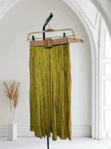 Pollera larga con forro y cinto de rafia.