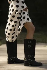 Botas de cuero negro con caña desmontable que se sujeta con una tobillera de velcro.