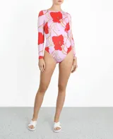 Enterito de lycra con estampado de flores rojas y hojas color crema sobre fondo lila.