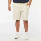 Bermudas color crema con cintura elástica y cordón ajustable.