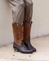 Bota de cuero marrón con caña alta de gamuza bordada.