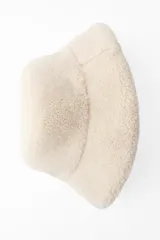 Gorro tipo bucket color crema, confeccionado en tejido efecto borreguillo con forro interior a tono.