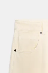 Pantalón de jean negro con efecto lavado, corte wide leg y tiro alto.