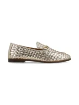 Mocasín de cuero trenzado color dorado, con detalle de hebilla metálica dorada.