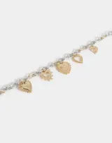 Collar corto con cadena de eslabones plateados y dorados, con dijes colgantes de corazones dorados con diferentes diseños.