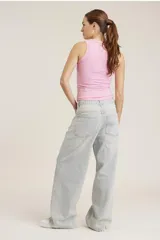 Musculosa rosa de algodón con cuello redondo y sisas anchas.