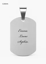 Dije de acero quirúrgico plateado con forma de placa militar rectangular con bordes redondeados y gancho superior. Ideal para grabar.