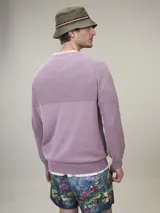 Sweater lila de algodón con cuello redondo y manga larga.