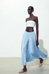 Falda midi plisada celeste con cintura elástica.