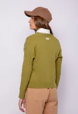 Cardigan de punto color verde militar, con diseño de tramado y escote en V, cierre frontal con botones metálicos.