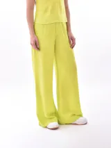 Pantalón palazzo color lima de tela liviana.
