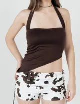 Top marrón chocolate de gamuza, con escote halter y corte asimétrico.