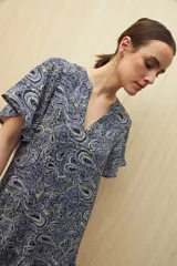 Vestido corto con estampado paisley en tonos azules y beige, escote en V y mangas cortas con volados.