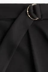 Short negro de tiro alto con pinzas y cinturón cosido con anillas metálicas en D.