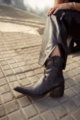 Bota texana corta negra de cuero, con taco de 5cm y detalles bordados en el empeine.