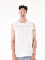 Musculosa blanca con estampado frontal con la frase "Make your own story" en letras verdes.