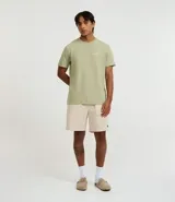 Bermuda masculina de sarga, color beige claro, con estampado de rayas verticales finas en color más oscuro. Posee cintura elástica con cordón de ajuste y bolsillos laterales.