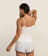 Blusa de pijama regata de bretel fino confeccionada en microfibra con estampa de mini corazones y detalle de picueta en el escote.