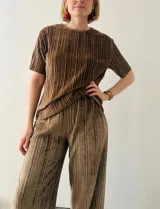Blusa color moka de terciopelo plisado con mangas cortas.