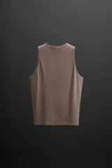 Musculosa deportiva negra de algodón, corte regular fit, cuello redondo amplio y sisa ancha.