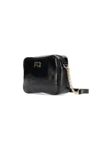 Bandolera rectangular color peltre, con textura granulada y logo metálico de la marca en el frente. Tiene correa larga de cuero sintético y cadena metálica.